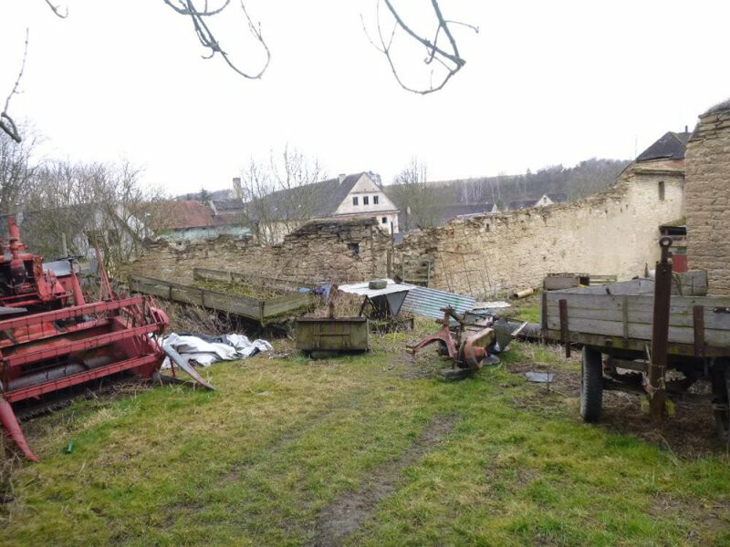 Podíl na pozemcích s torzy původních objektů v obci Drahobuz, okr. Litoměřice