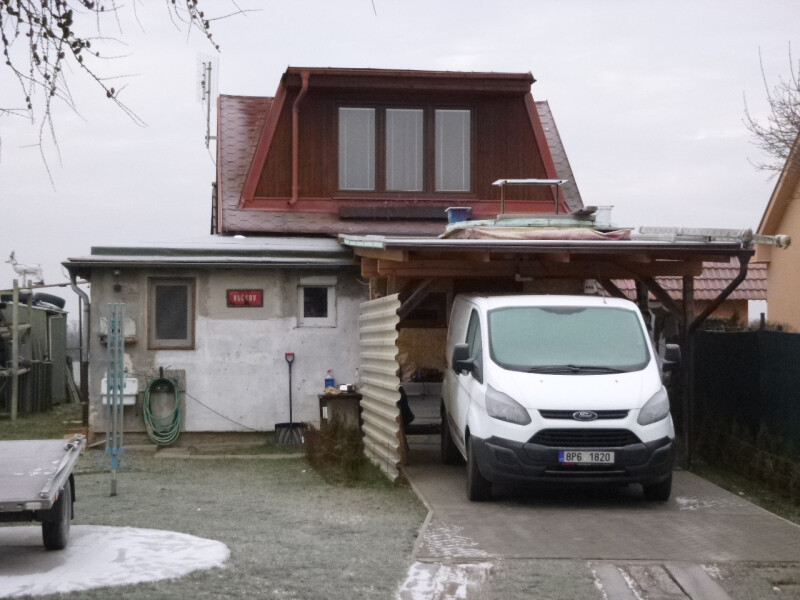 Zahrada se zděným objektem v obci Břežany II, okr. Kolín