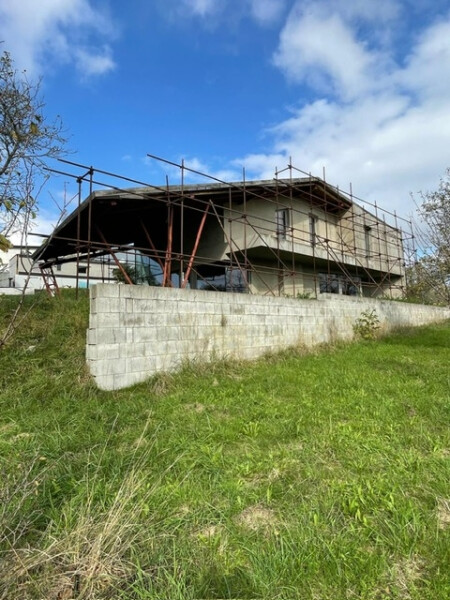 Podíl na pozemcích s rozestavěným rodinným domem v obci Veselá, okr. Zlín